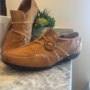 Women’s Tan Loafers 👞